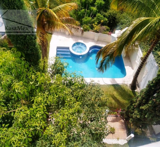 Cuernavaca-Palmira. En Venta Residencia con alberca privada Seguridad 24 Hrs en condominio