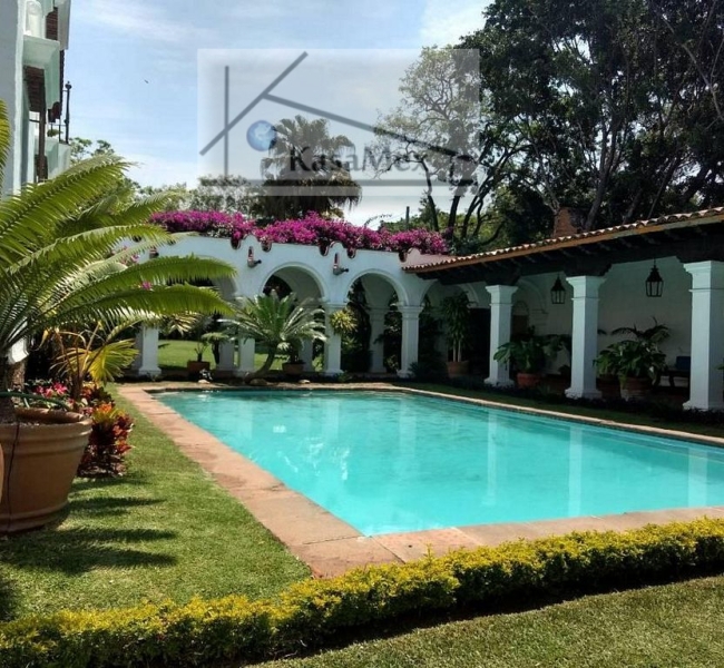 Cuernavaca Venta Señoral Residencia estilo Colonial de Fuerte Carácter Arquitectónico